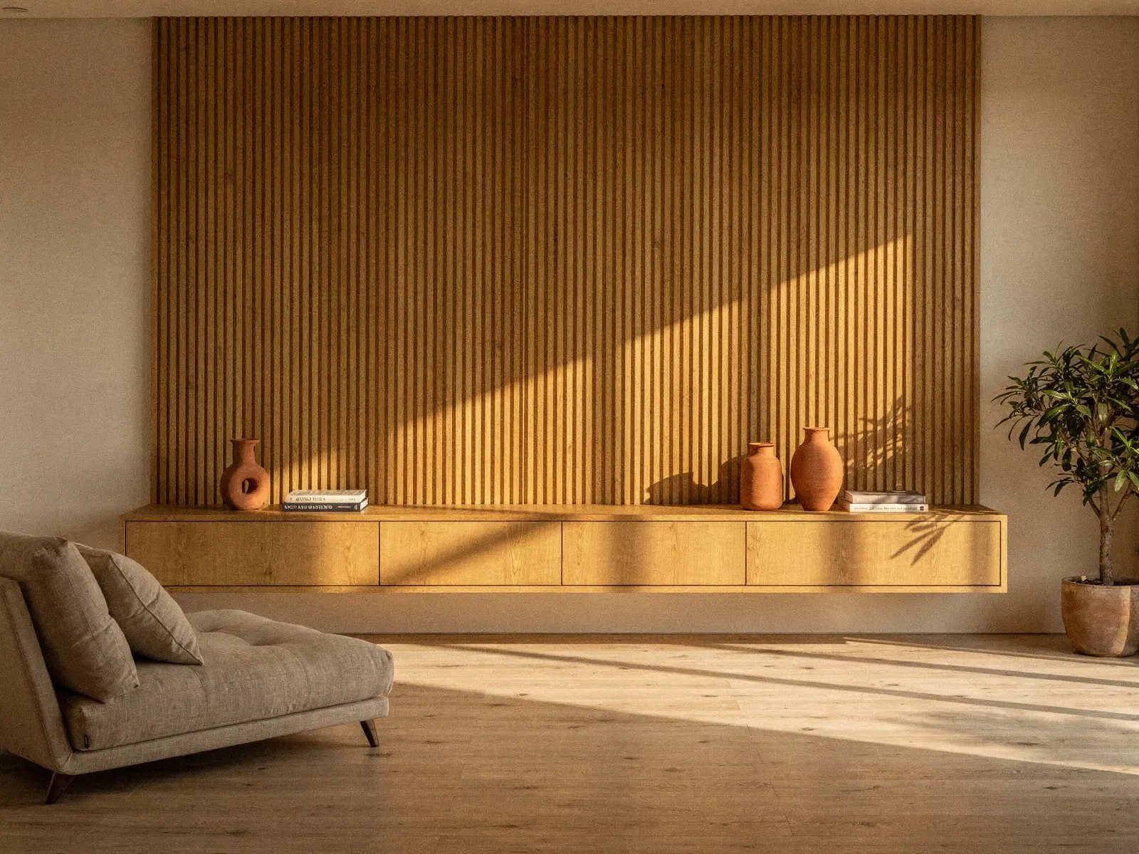 Sala com painel ripado de freijó e rack suspenso. Fim de tarde, luz quente lateral, sombras longas.
