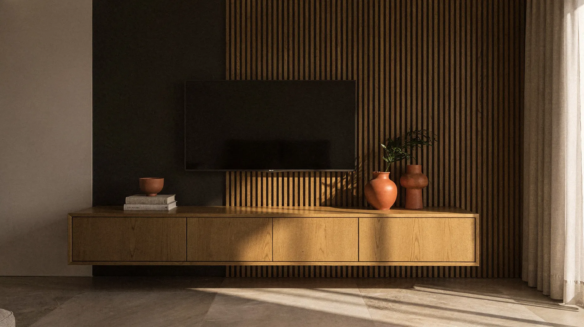 Parede com painel ripado de madeira, TV e rack suspenso, iluminados por luz quente.