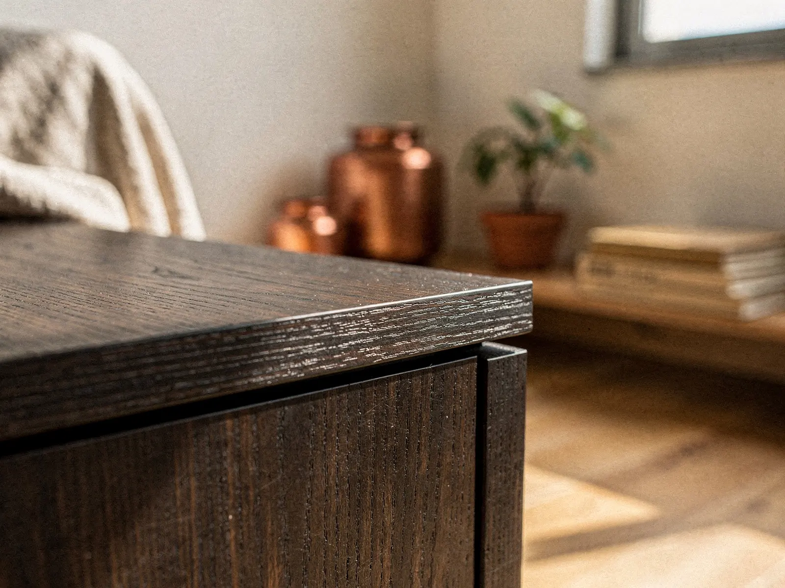 Close do material: MDF 18 mm revestido escuro.