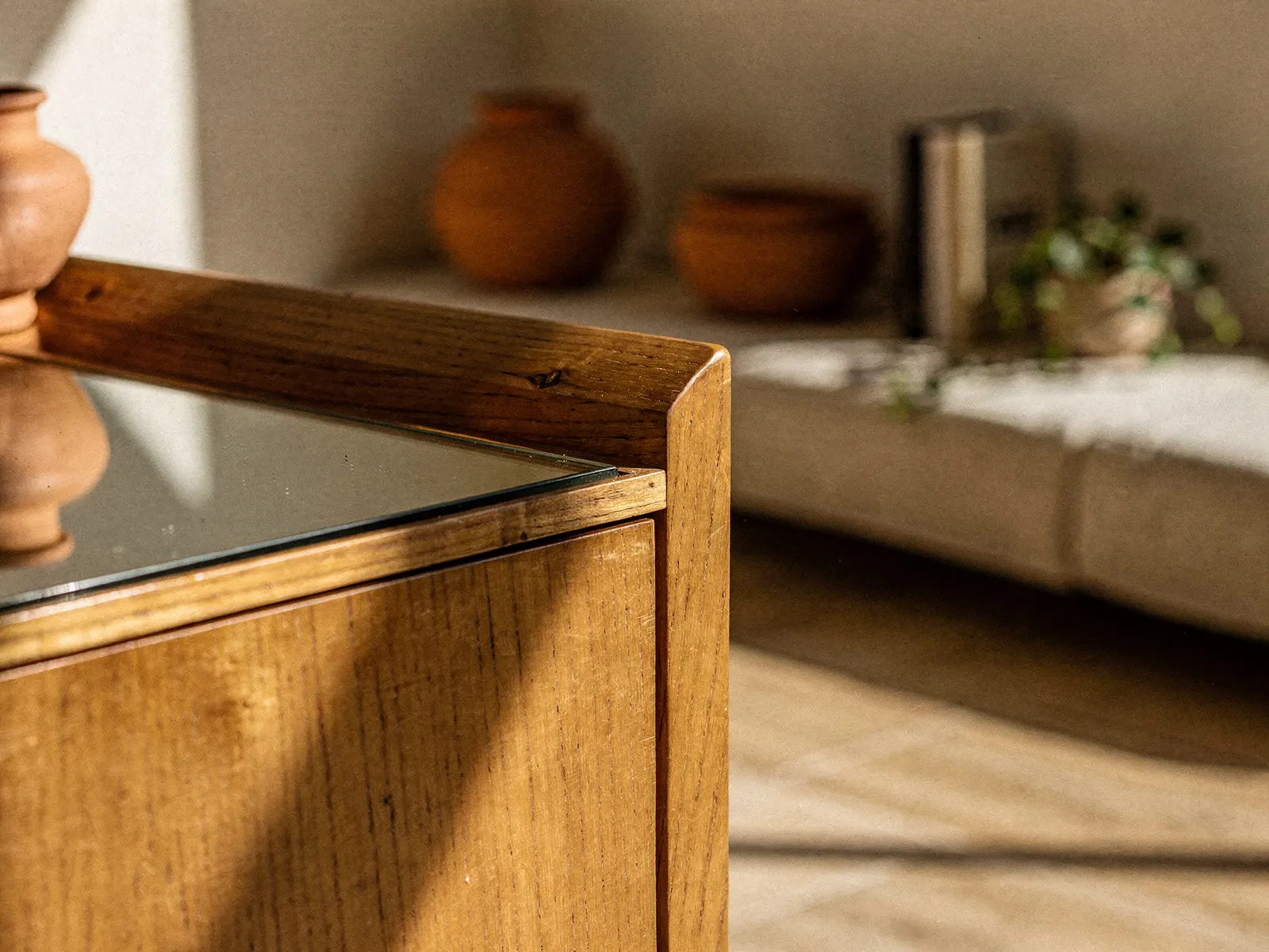 Close do material: MDF 18 mm com lâmina natural.