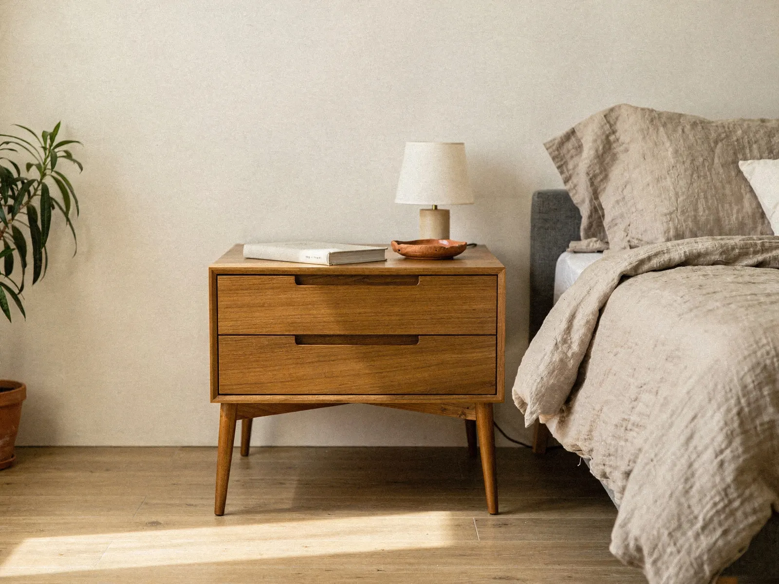 Mesa de cabeceira com pés instalado no ambiente
