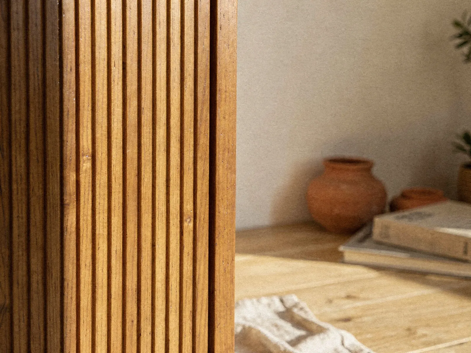 Close do material: MDF 18 mm revestido.