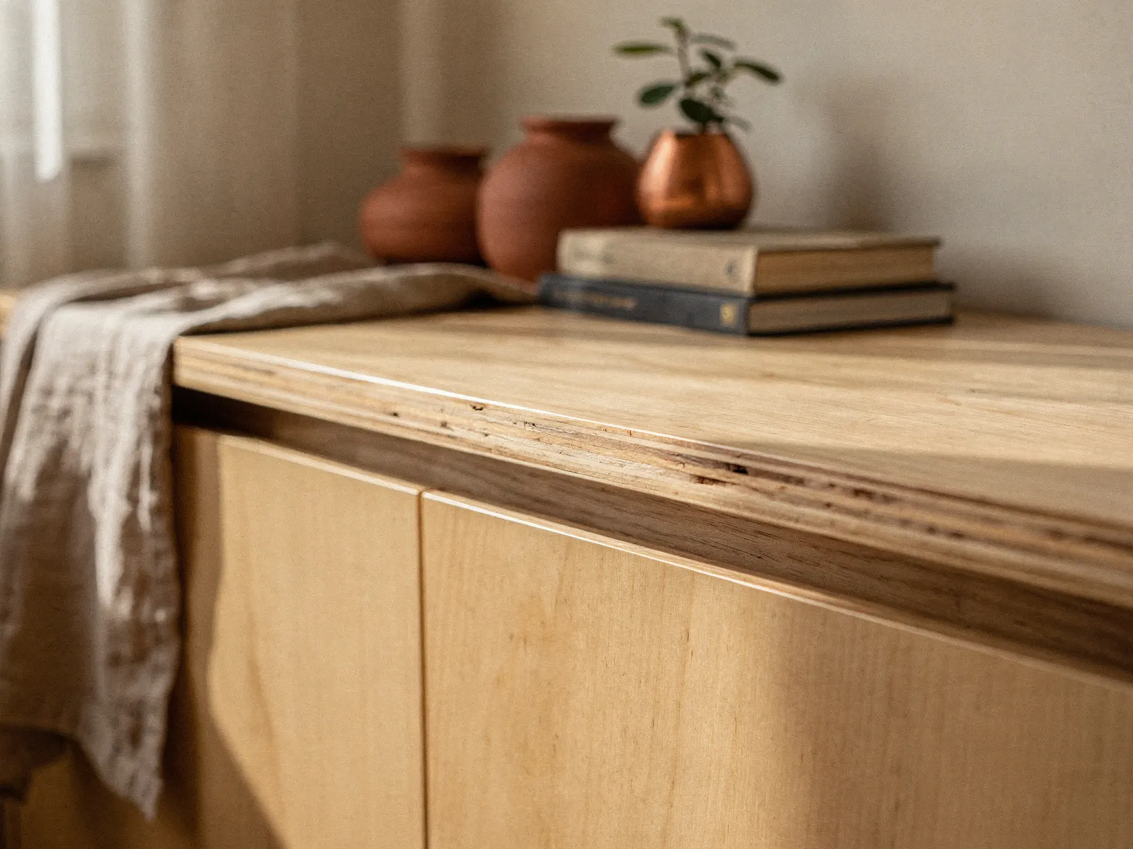Close do material: MDF 18 mm revestido.