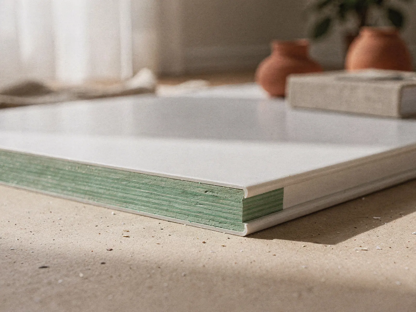 Close do material: MDF resistente à umidade 15 mm, revestido em branco, fendi ou madeirado.