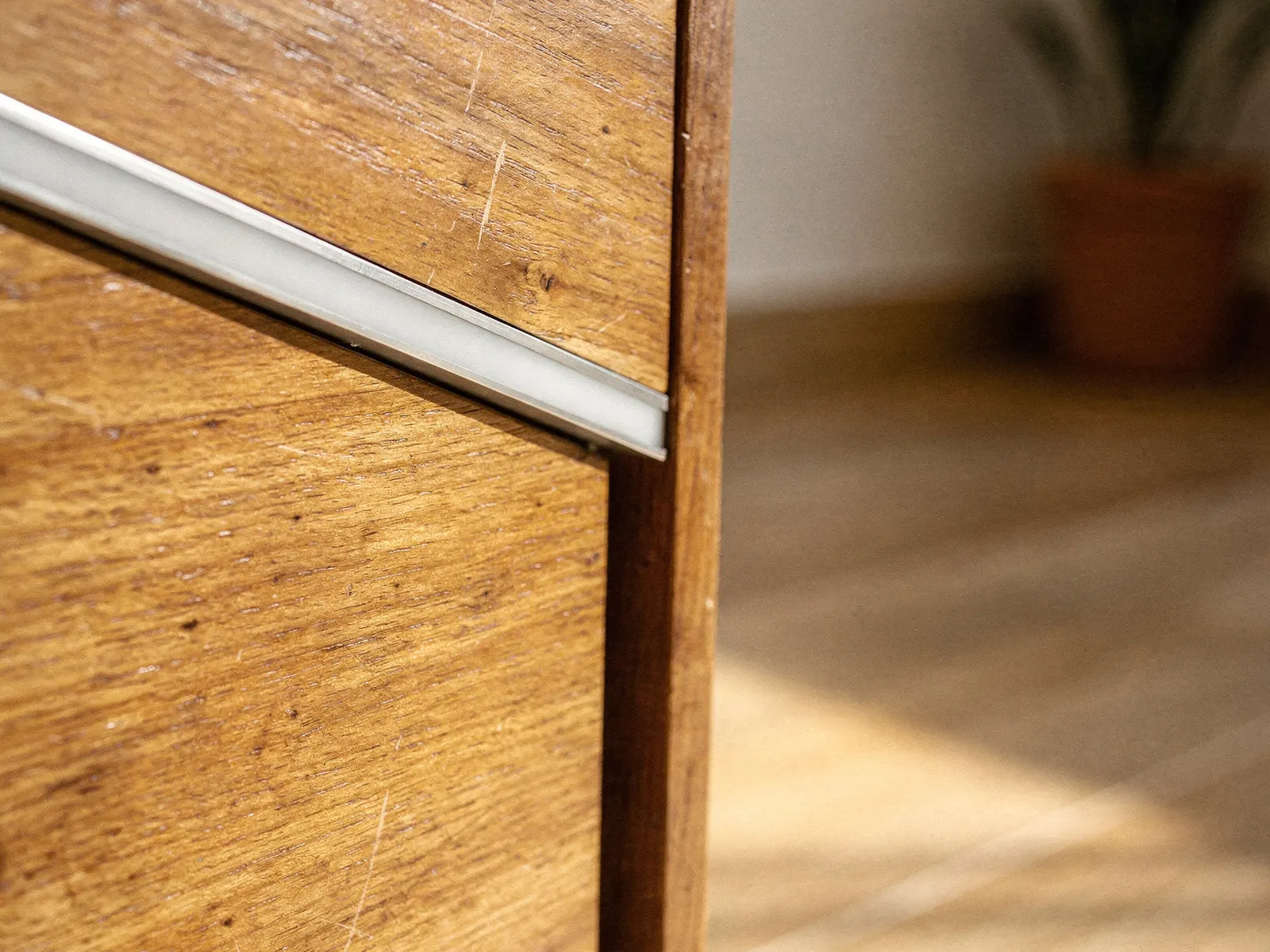 Close do material: MDF 18 mm revestido.