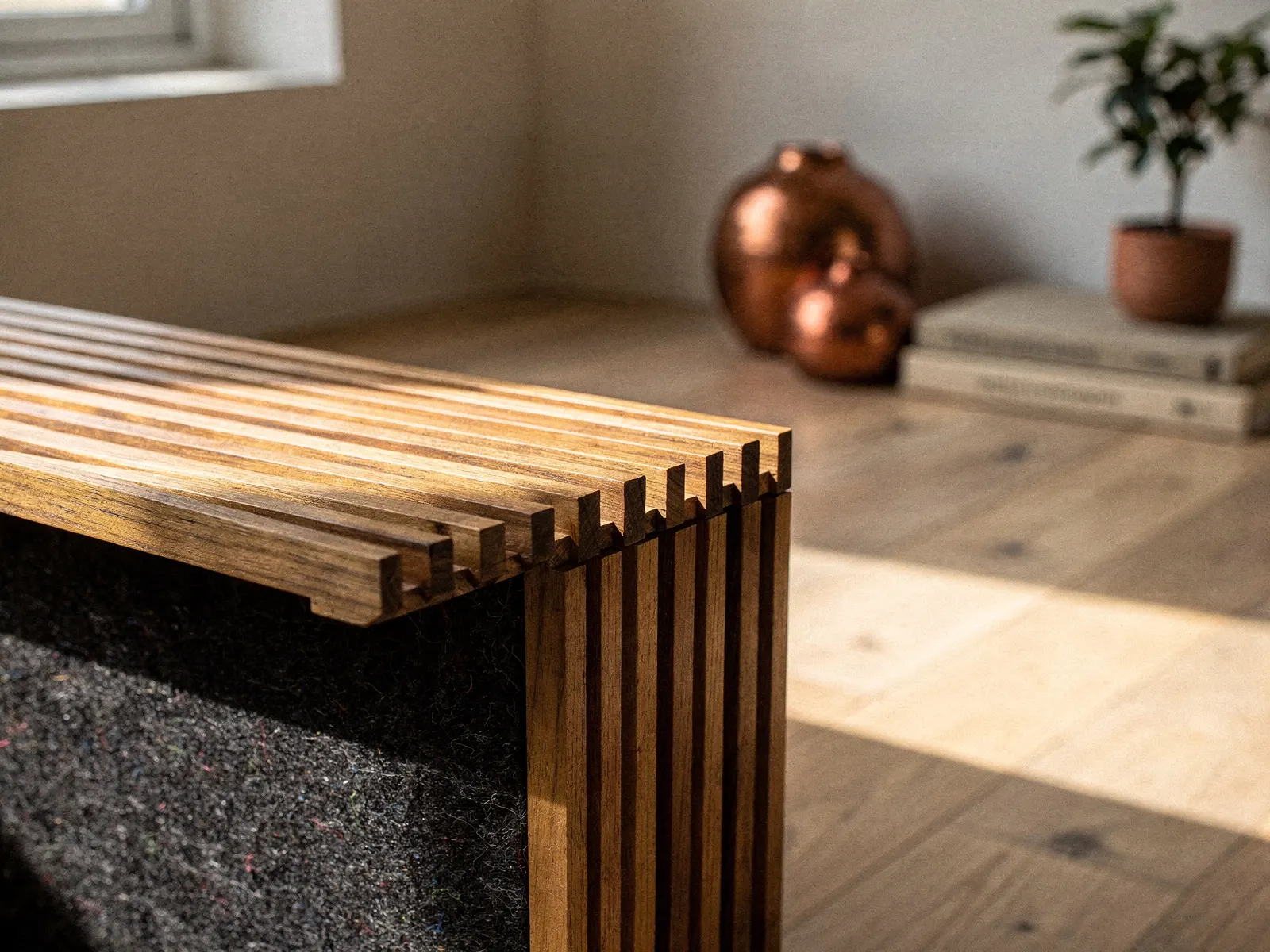 Close do material: Ripas de MDF 15 ou 18 mm revestido.