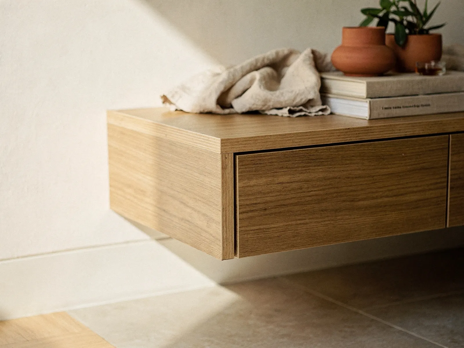 Close do material: MDF 18 mm revestido.